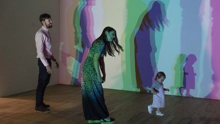 Une famille devant l'oeuvre "Your uncertain shadow" de Olafur Eliasson à la Tate Modern de Londres.&nbsp; (NIKLAS HALLE'N / AFP)