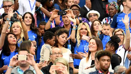 Les compagnes et enfants de plusieurs joueurs de l'équipe de France dans les tribunes du&nbsp;Stade de France, à Saint-Denis, lors de France-Roumanie, le 10 juin 2016. (FRANCK FIFE / AFP)