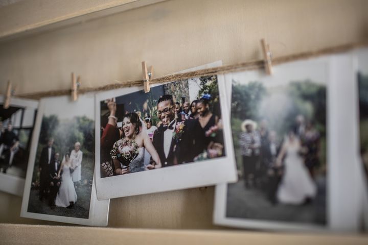 Photos du mariage de Cheryl et Mpho Mojapelo, présentées dans leur maison à Johannesburg. Le mariage a été célébré en 2015. (GULSHAN KHAN / AFP)