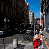 Une femme porte un masque de protection contre le Covid-19 à Lyon, le 8 août 2020. (MARTIN BERTRAND / HANS LUCAS / AFP)