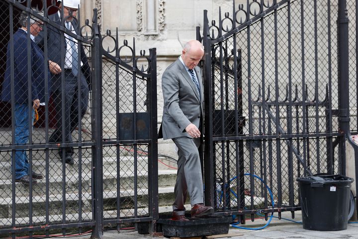 Le général Jean-Louis Georgelin, chargé de piloter le chantier de reconstruction de la cathédrale Notre-Dame, à a sortie&nbsp;de la première messe célébrée après l'incendie,&nbsp;le 15 juin 2019 (ZAKARIA ABDELKAFI / AFP)