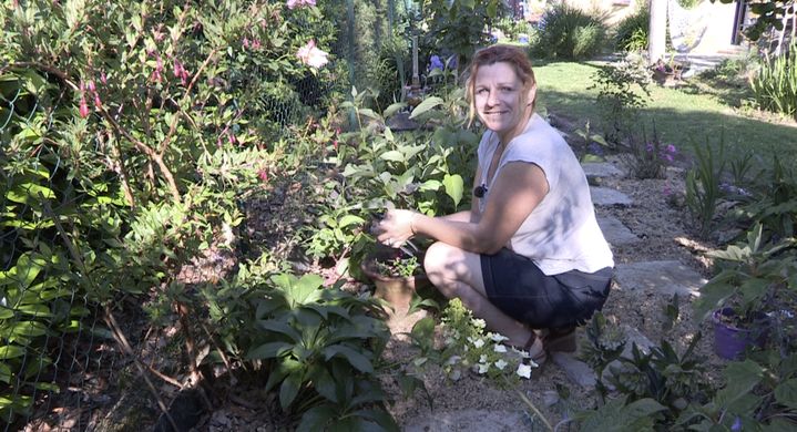 Marina Cordes, dans son jardin de Haute-Garonne. (ISABELLE MORAND / RADIO FRANCE)