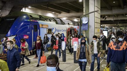 Des voyageurs en gare de Paris-Montparnasse, le 12 mai 2021. (JACOPO LANDI / HANS LUCAS / AFP)