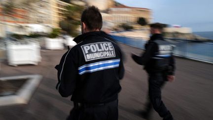 Des policiers patrouillent à Nice (Alpes-Maritimes), le 27 février 2021.&nbsp; (VALERY HACHE / AFP)