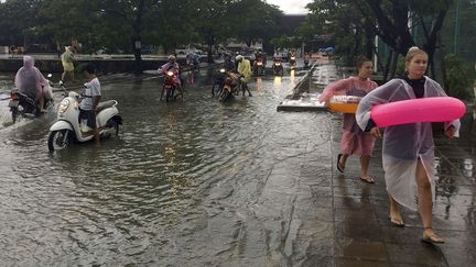 Il s'agit du deuxième épisode d'inondations en quelques semaines dans le Sud, région la plus touristique du pays. En décembre 2016, plus de 35 personnes avaient péri. Les pluies diluviennes, les plus importantes depuis 30 ans d'après le chef de la junte, se produisent en cette période de haute saison touristique qui connaît un climat habituellement clément, sec et chaud. Le développement constant des villes sans réel système d'évacuation des eaux rend le pays très vulnérable aux inondations. Le sud est très dépendant du tourisme, avec plus de 30 millions de visiteurs en 2016, et également de l'agriculture, notamment de la production de caoutchouc, de fruits et d'huile de palme.  (Adam Schreck/AP/SIPA)