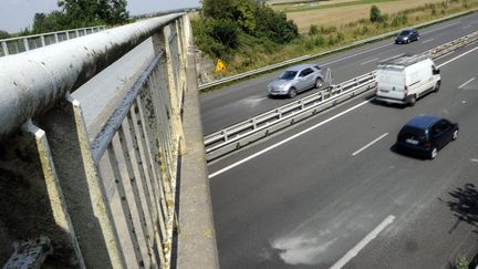 La passerelle sur l'autoroute A2 au niveau d'Havrincourt le 1er août 2014 (THOMAS LO PRESTI / MAXPPP)