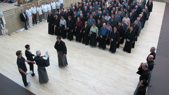 Le 17 juillet 2014, plus d'une centaine de kyudokins &eacute;taient r&eacute;unis au centre sportif universitaire Jean Sarrailh, &agrave; Paris,&nbsp;pour assister &agrave; un s&eacute;minaire &agrave; la veille de la Coupe du monde.&nbsp; (JEROMINE SANTO GAMMAIRE / FRANCETV INFO )