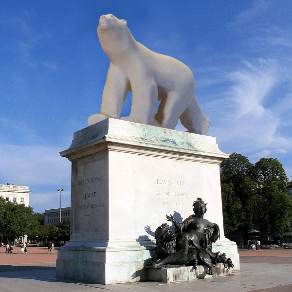 L'ours de Pompon sur la Place Bellecour -  montage photo réalisé par Mégane Rabu, Johanna Raimbault, Fanny Silou, Loïc Serfass, étudiants à l’ENSAL, pour l'édition 2018 Nuit des Musées
 (DR)