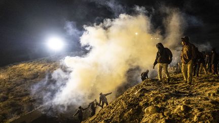 Etrange nuit du Nouvel An à la frontière américaine. Pendant que le monde fêtait le passage à la nouvelle année, dans la nuit du lundi 31 décembre au mardi 1er janvier, les garde-frontières américains ont repoussé une centaine de migrants qui tentaient de pénétrer aux Etats-Unis.