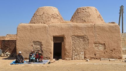 Maison traditionnelle en briques de terre, connue sous le nom de "maison ruche", dans le village d'Aqla, dans la campagne orientale d'Alep, le 11 août 2023. (AFP)