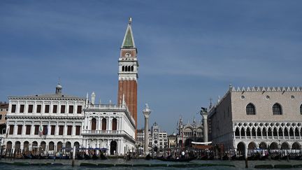 Le Campanile de Saint-Marc et le Palais des Doges, à Venise le 3 septembre 2023. (GABRIEL BOUYS / AFP)