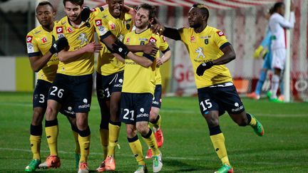 Les joueurs de Sochaux se congratulent apr&egrave;s un but &agrave; la derni&egrave;re seconde &agrave; Ajaccio, le 25 janvier 2014.&nbsp; (PASCAL POCHARD CASABIANCA / AFP)