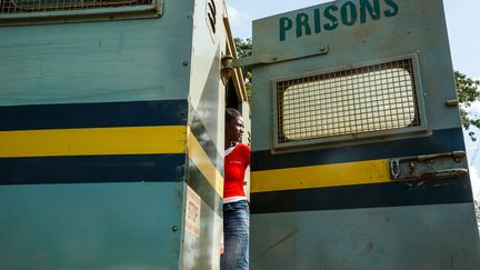 Une détenue ayant bénéficié de la grâce présidentielle est montée à bord du fourgon pénitentiaire qui va la conduire, avec d'autres ex-prisonnières, hors de la prison de Chikurubi. Celle-ci est tristement célèbre pour son manque de nourriture, de médicaments et d'eau potable ainsi que pour ses coupures d'électricité, faute d'argent public. Les prisonniers condamnés à la peine de mort verront quant à eux leur peine communée en prison à perpétuité et ceux en phase terminale ainsi que ceux de plus de 60 ans qui ont déjà effectué un tiers de leur peine seront également amnistiés. Le Zimbabwe a exécuté pour la dernière fois un prisonnier en 2005. Le président Mnangagwa, surnommé le crocodile, est un fervent opposant à la peine de mort. (Photo: JEKESAI NJIKIZANA/AFP )