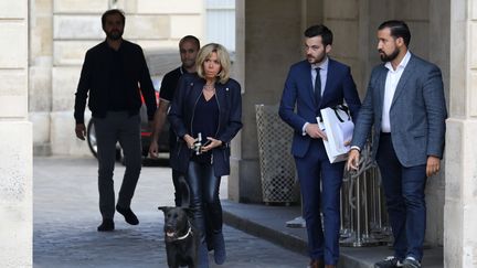 Alexandre Benalla (à droite), aux côtés de Brigitte Macron à l'Elysée, le 12 octobre 2017. (LUDOVIC MARIN / AFP)