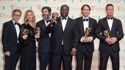 (De G &agrave; D)&nbsp;Christoph Waltz, Dede Gardner, Anthony Katagas, Steve McQueen, Jeremy Kleiner et Brad Pitt avec leur r&eacute;compense du meilleur film pour "12 Years a Slave", aux Baftas &agrave; Londres (Royaume-Uni), le 16 f&eacute;vrier 2014. (JON FURNISS/AP/SIPA / AP)