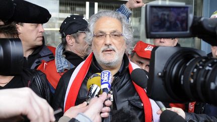 Walter Broccoli, syndicaliste FO &agrave; l'usine ArcelorMittal &agrave;&nbsp;Florange (Moselle), devant le si&egrave;ge du groupe, &agrave; Florange, le 12 avril 2013.&nbsp; (JEAN-CHRISTOPHE VERHAEGEN / AFP)