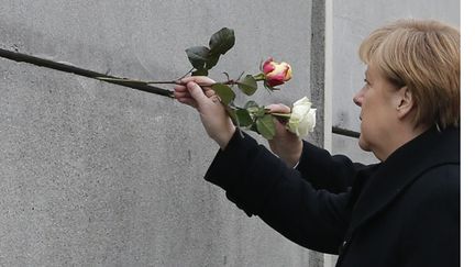 &nbsp; (La chancelière allemande Angela Merkel a rendu hommage aux victimes du "rideau de fer" © Reuters / Fabrizio Bensch)