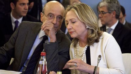 Alain Jupp&eacute; et Hillary Clinton, pendant la r&eacute;union sur la Syrie, jeudi 19 avril &agrave; Paris.&nbsp; (JACQUELYN MARTIN / REUTERS)