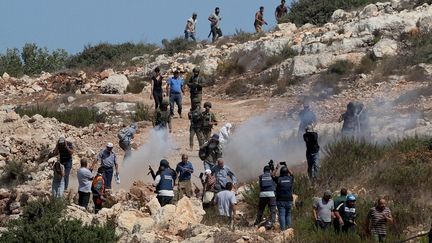 Pasukan Israel turun tangan dalam demonstrasi yang diorganisir oleh warga Palestina melawan pemukim Israel, di desa Umm Safa, utara Ramallah (Tepi Barat), 14 September 2024. (ISSAM RIMAWI / ANADOLU / AFP)