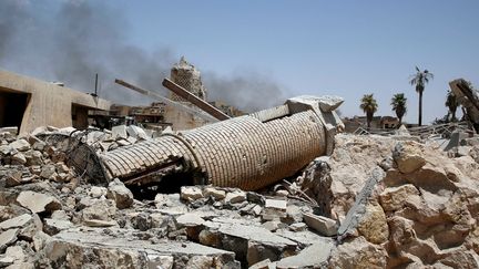 Le 21 juin 2017, l'EI réduit en poussière&nbsp;deux&nbsp;symboles de&nbsp;la vieille ville de Mossoul&nbsp;:&nbsp;le "minaret penché" al-Habda et la&nbsp;mosquée Al-Nouri. Ces destructions sont interprétées, par beaucoup, comme un signe de la prochaine reddition de l'EI, car c'est là qu'Abou Bakr Al-Baghdadi, chef de l'EI, avait fait sa première apparition publique en 2014, quelques jours après avoir&nbsp;proclamé&nbsp;le "califat" sur les zones contrôlées par Daesh. Devant le tollé provoqué par l'explosion des monuments, l'agence de propagande de l'EI (Amaq), assure que le&nbsp;site a&nbsp;été bombardé par l'aviation américaine. Mais la coalition internationale dément, et l'EI semble alors&nbsp;plus fragilisé que jamais à Mossoul. (ERIK DE CASTRO / REUTERS)