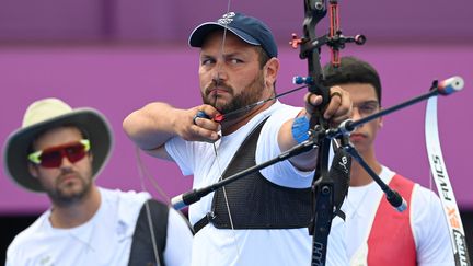 Les Français Jean-Charles Valladont, Pierre Plihon et Thomas Chirault participent aux éliminations par équipes masculines lors des Jeux Olympiques de Tokyo 2021. (ADEK BERRY / AFP)