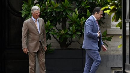 Bart de Wever (à droite), président du parti conservateur flamand, et le roi Philippe de Belgique lors d'une réunion, le 19 août 2024, à Bruxelles. (NICOLAS MAETERLINCK / BELGA MAG / AFP)