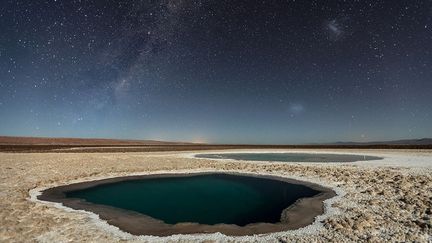 Les étangs de Baltinache, également appelés "étangs cachés", sont un ensemble de 7 bassins salés situés dans la région de la Cordillère de sel, dans le désert de l'Atacama (Chili). Le photographe pense être le premier à publier des photos de nuit de l'endroit. Le premier plan est illuminé par le clair de Lune, précise-t-il.
 (Victor Lima / National Geographic)