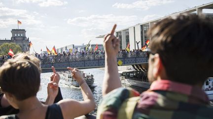 Brandissant des pancartes affirmant «les islamistes ne sont pas bienvenus» ou reprenant un mot d’ordre Nazi «Wir sind das Volk» (Nous sommes le peuple), entre 2.000 et 1.800 militants d’extrême droite et néo-Nazis ont manifesté à Berlin contre la politique d’accueil des migrants d’Angela Merkel. Moitié moins que prévu par les organisateurs, alors qu’une contre-manifestation organisée par l’extrême-gauche rassemblait de son côté quelque 7.500 personnes. A l’inverse, ces derniers arboraient des banderolles souhaitant «bienvenu aux réfugiés». (Emmanuele Contini/NurPhoto/AFP)