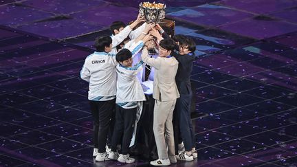 Les joueurs&nbsp;sud-coréens&nbsp;de DAMWON Gaming remettent leur titre de champion du monde en jeu, obtenu à Shanghai, le 31 octobre 2020. (HECTOR RETAMAL / AFP)