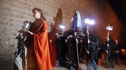 Une procession pour c&eacute;l&eacute;brer P&acirc;ques. Deux jours f&eacute;ri&eacute;s religieux seront supprim&eacute;s &agrave; partir de 2013 et pendant 5 jours, ont d&eacute;cid&eacute; le gouvernement et le Vatican le 9 mai 2012. (FRANCISCO SECO / AP / SIPA)