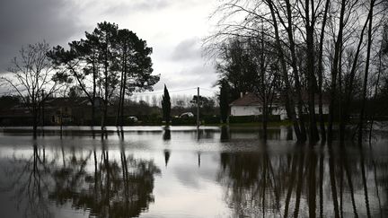 Une zone inondée dans le village de Guitres (Gironde), le 13 décembre 2023. (CHRISTOPHE ARCHAMBAULT / AFP)