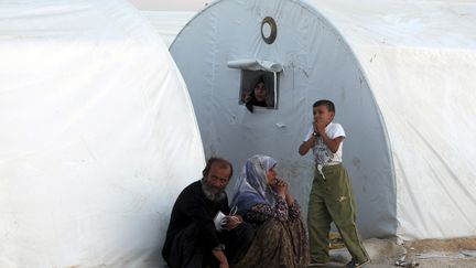 Des r&eacute;fugi&eacute;s syriens dans un camp &agrave; Azaz, &agrave; 30 kilom&egrave;tres d'Alep, pr&egrave;s de la fronti&egrave;re entre la Turquie et la Syrie, le 14 octobre 2012. (ASMAA WAGUIH / REUTERS)