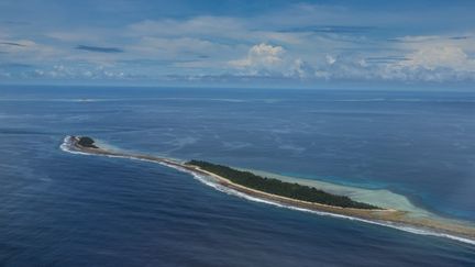 Une vue aérienne d'une île appartenant à l'archipel des Tuvalu, le 6 janvier 2023. (MICHAEL RUNKEL / ROBERT HARDING PREMIUM / AFP)