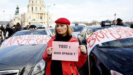 Des chauffeurs de taxis en gr&egrave;ve, le 13 janvier 2014 &agrave; Paris, contre la concurrence des VTC et la hausse de la TVA. (MAXPPP)