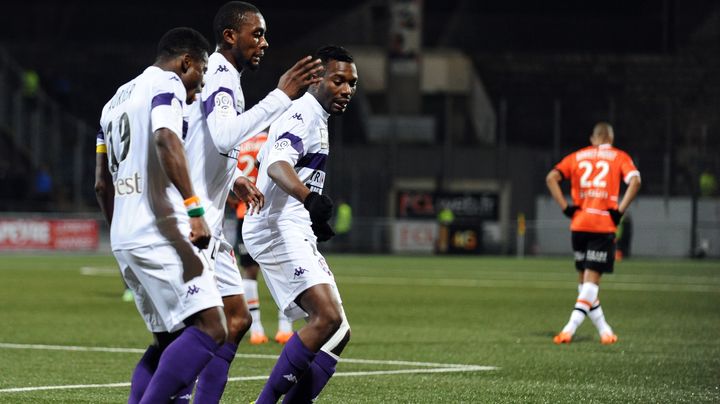 D&eacute;pit&eacute;s, les Lorientais n'ont m&ecirc;me pas profit&eacute; de la danse de la victoire des Toulousains. (JEAN-SEBASTIEN EVRARD / AFP)