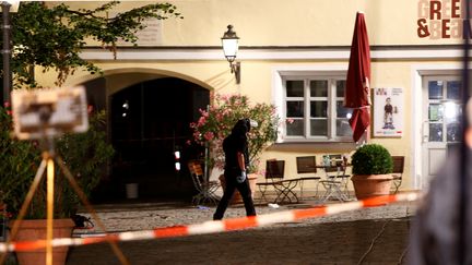 La police sécurise le périmètre après l'explosion d'une bombe portée par un migrant&nbsp;syrien à Ansbach (Allemagne), dans la nuit du 24 au&nbsp;25 juillet 2016. (MICHAELA REHLE / REUTERS)