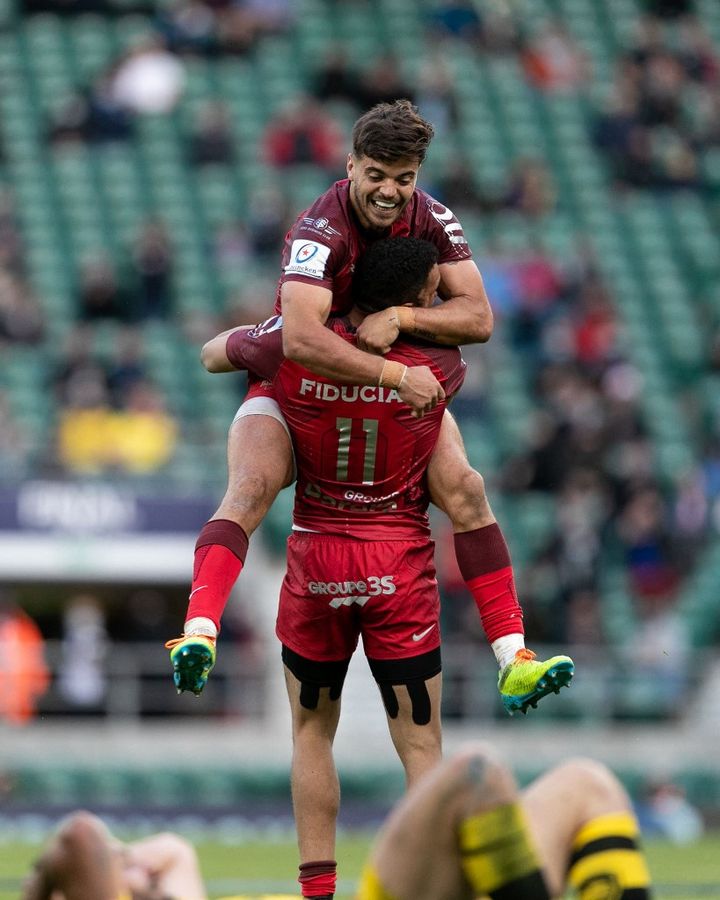 Matthis Lebel célèbre avec Romain Ntamack après le match de Champions Cup entre La Rochelle et Toulouse le 22 mai 2021, au stade de Twickenham, à Londre (MI NEWS / NURPHOTO)