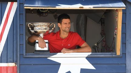 Novak Djokovic, vainqueur à Melbourne en 2021, pourrait rester à la maison face à l'obligation de vaccination. (WILLIAM WEST / AFP)