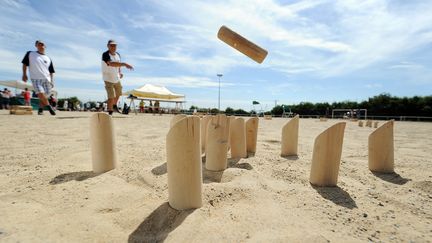 Débarqué en France en 2010, il se vend entre 20 000 et 30 000 jeux de mölkky par an. La France a été championne du monde en 2016. (JEAN-SEBASTIEN EVRARD / AFP)