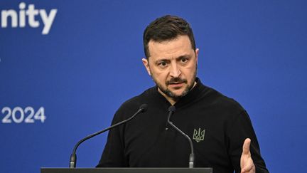 Le président ukrainien, Volodymyr Zelensky, le 7 novembre 2024 à Budapest (Hongrie). (ATTILA KISBENEDEK / AFP)