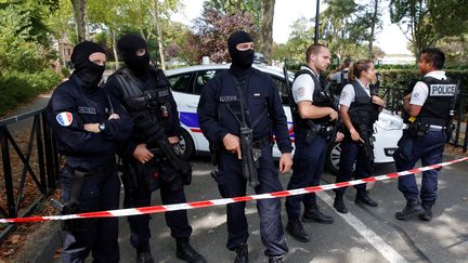 La police sécurise les rues de la commune de Trappes (Yvelines),&nbsp;après l'attaque au couteau d'un homme qui a tué&nbsp;sa mère et sa soeur. (PHILIPPE WOJAZER / X00303)