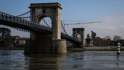 Une vue du pont qui traverse le Rhône entre les villages d'Andance (Ardèche) et d'Andancette (Drôme), le 29 décembre 2019. (JEAN-PHILIPPE KSIAZEK / AFP)