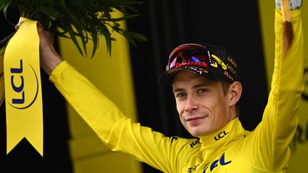 Jonas Vingegaard on the podium, with his yellow jersey, after the 19th stage of the Tour de France, in Poligny, July 21, 2023. (MARCO BERTORELLO / AFP)