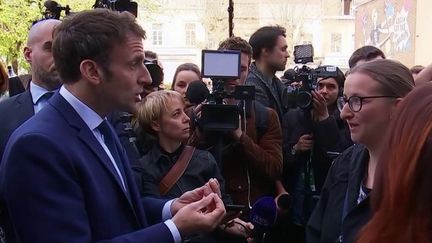 Les deux candidats sélectionnés pour le second tour des élections ont repris les déplacements&nbsp;ce lundi&nbsp;11 avril.&nbsp;À Denain (Nord),&nbsp;Emmanuel Macron s’est dit prêt à enrichir et compléter son programme afin de convaincre les classes populaires. (France 2)