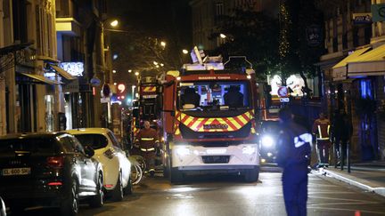 Des pompiers interviennent pendant l'incendie d'un immeuble du 16e arrondissement de Paris, le 5 février 2019. (GEOFFROY VAN DER HASSELT / AFP)