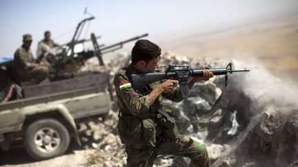 Un combattant kurde peshmerga se bat contre l'Etat islamique &agrave; l'est de Mossoul, le 9 septembre 2014. (JM LOPEZ / AFP)