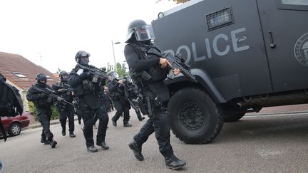 Des policiers du Raid au domicile de l'un des auteurs de l'attaque contre une église à Saint-Etienne-du-Rouvray (Seine-Maritime), le 26 juillet 2016.&nbsp; (MAXPPP)