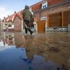 Une personne marche dans une rue inondée de Blendecques (Pas-de-Calais), le 7 novembre 2023. (JOHAN BEN AZZOUZ / MAXPPP)