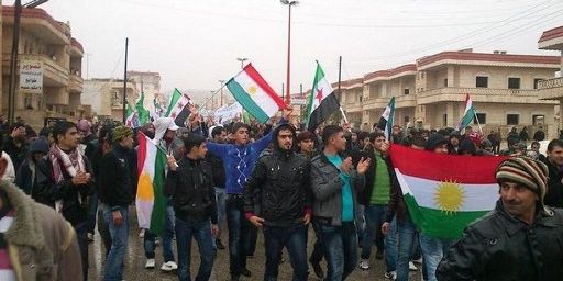 Manifestation, le 27 Janvier 2012 à Afrin, pour l'indépendance, d'où émergent des drapeaux kurdes et syriens. Document publié par les comités de coordination locaux de Syrie. ( AFP PHOTO / HO / LCC SYRIE)