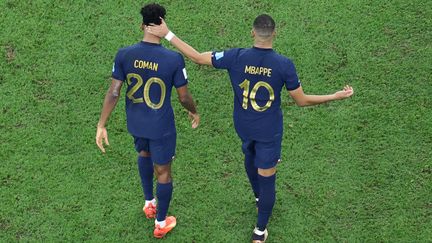 Kylian Mbappé console Kingsley Coman lors de la séance de tirs au but en finale de la Coupe du monde, dimanche 18 décembre. (GIUSEPPE CACACE / AFP)